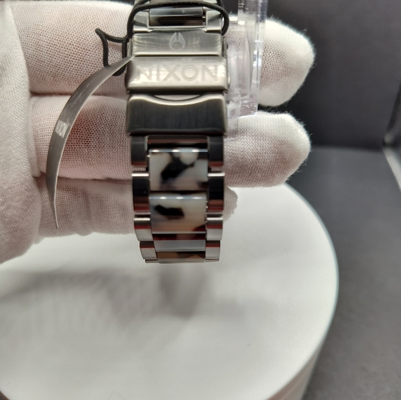 Nixon watch 38-20 new with tag - Picture 2 of 3